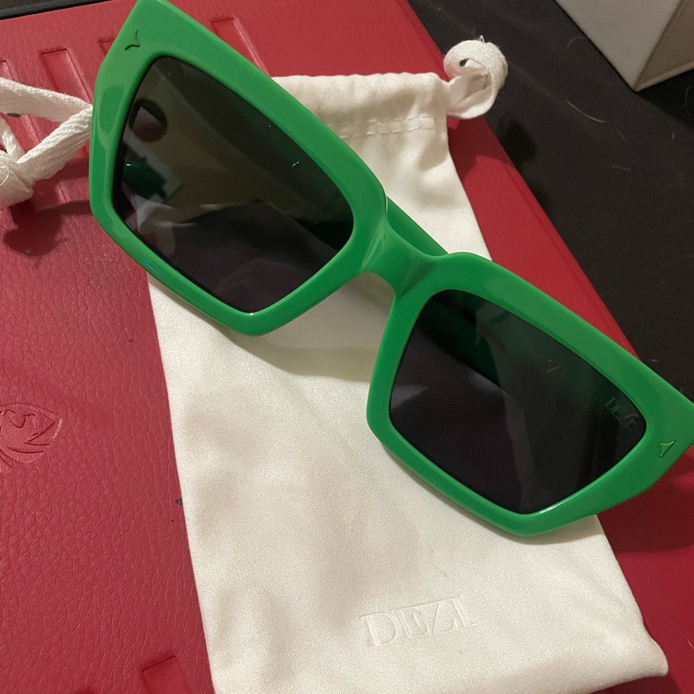 Dezi Switch Sunglasses in Green and Dark Smoke